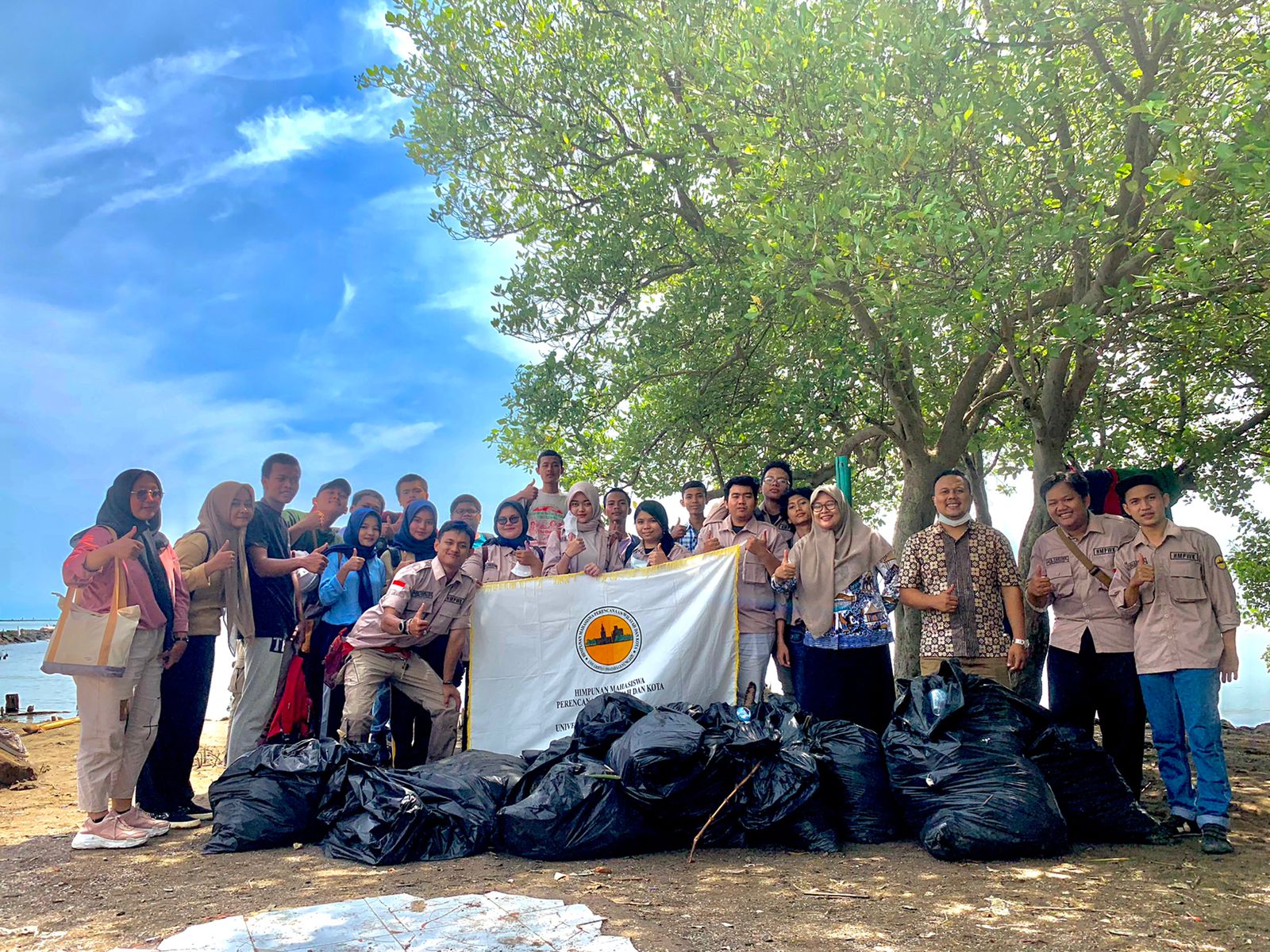 PWK Membersihkan Lingkungan Pantai Kejawanan